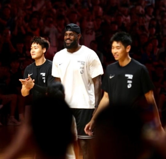 詹姆斯中国行成都站盛况：赵睿崔永熙李梦助阵 指导国青大秀暴扣